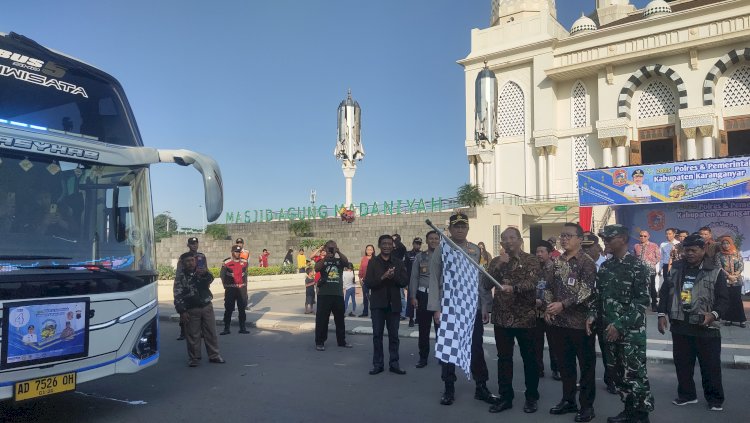 Bupati Karanganyar Rober Christanto Dan Kapolres Karanganyar AKBP Hadi Christanto Melepas Rombongan Pemudik Arus Balik Gratis Yang Digelar Sebagai Kolaborasi Pemkab Karanganyar Dan Polres Karanganyar, Selasa (08/04). Dian Tanti Burhani/RMOLJawaTengah