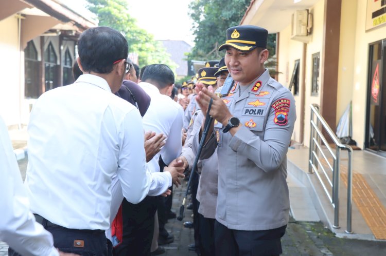 Suasana Kekeluargaan Menyelimuti Mapolres Boyolali Pada Rabu Pagi (09/04), Saat Seluruh Personel Polres Boyolali Dan Polsek Jajaran Mengikuti Kegiatan Halalbihalal Usai Pelaksanaan Apel Konsolidasi Operasi Ketupat Candi 2025. Humas Polres Boyolali