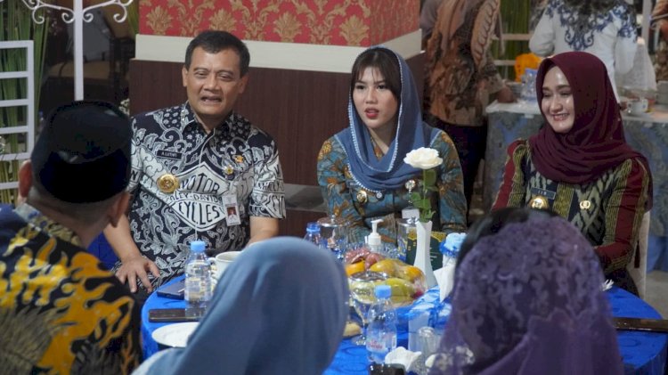 Gubernur terlihat duduk satu meja dengan Wali Kota Tegal, Dedy Yon Supriyono bersama Wakil Wali Kota Tegal, Tazkiyyatul Muthmainnah dan Sekretaris Daerah Kota Tegal, Agus Dwi Sulistyantono. Istimewa