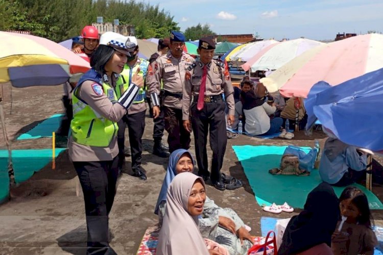 Anggota Polres Kota Tegal memberikan himbauan kepada pengunjung agar tetap waspada selama musim libur lebaran. Istimewa