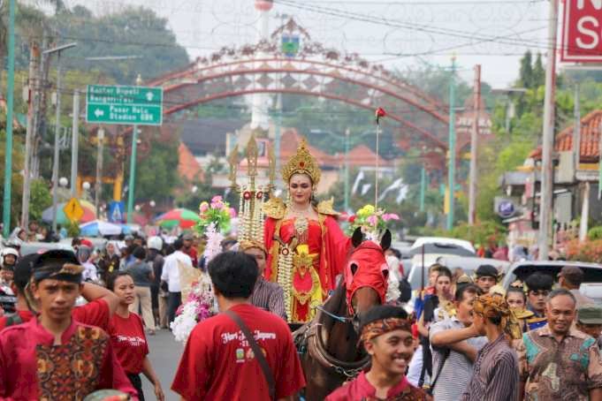 Fataika Jovanka yang memerankan Ratu Kalinyamat saat memimpin kirab di sepanjang Jalan Kartini. Yosef/RMOLJateng 
