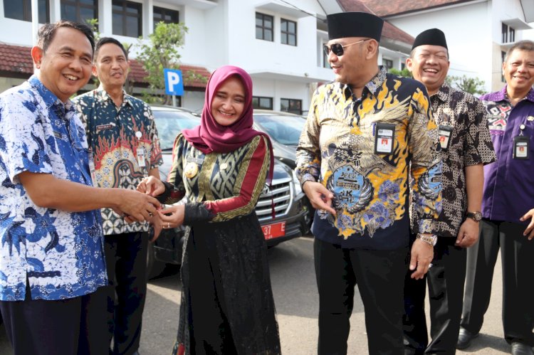 Penyerahan secara simbolis kunci kendaraaan kendaraaan dinas daei wakil wali kota tegal kepada perwakilan kepala OPD. Istimewa