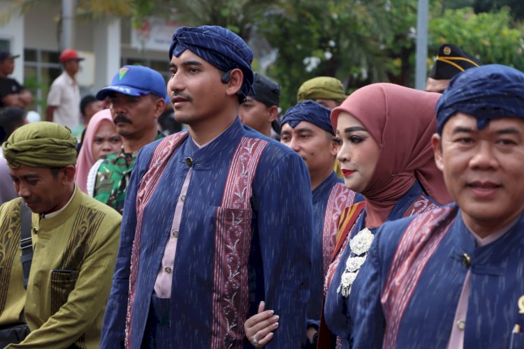 Kapolres Jepara, AKBP Erick Budi Santoso, Saat Mengikuti Festival Buka Luwur. Yosef Hidayat/RMOLJawaTengah