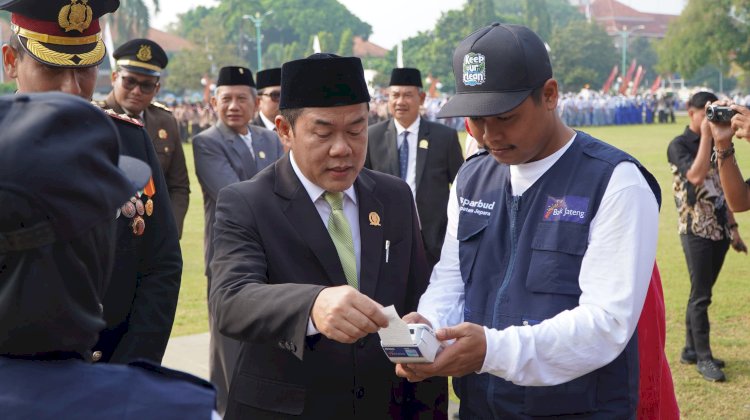 Ketua DPRD Jepara, Agus Sutisna bersama salah seorang warga dalam peringatan Hari Jadi Kabupaten Jepara ke-476. Yosef Hidayat/RMOLJateng