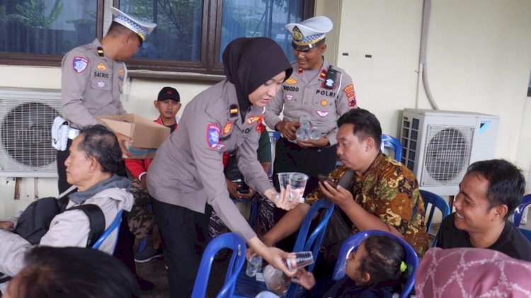 Polwan Polres Pemalang Membagikan Air Minum Gratis Pada Pembayar Pajak Di Sistem Administrasi Manunggal Satu Atap (Samsat) Pemalang. Sofia/RMOLJawaTengah