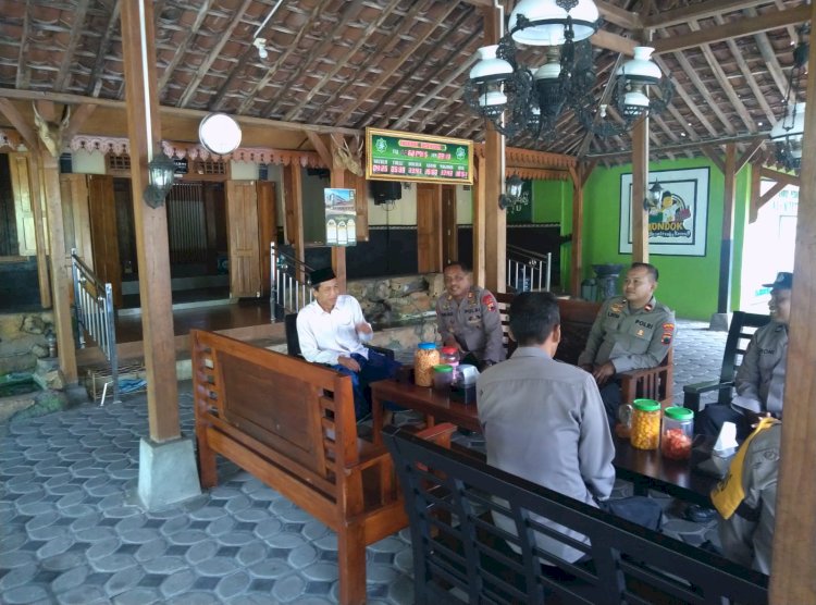 Polsek Sawit Gencarkan Silaturahmi Dan Sambang Warga Untuk Kamtibmas Kondusif Dipimpin Kapolsek Sawit AKPSurjadi Pada Kamis (10/04). Humas Polres Boyolali