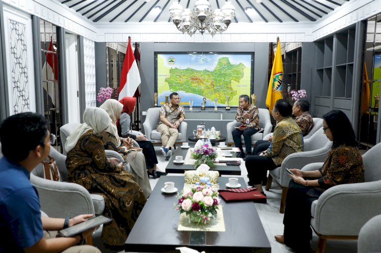 Gubernur Jateng Ahmad Luthfi mendapatkan kunjungan bertamu OJK Provinsi Jawa Tengah, Jumat (11/4), sekaligus Pemerintah Provinsi Jateng menyatakan rencana akan menggandeng forum keuangan dan industri keuangan dalam terlibat pembangunan (Dok. Pemprov Jateng)