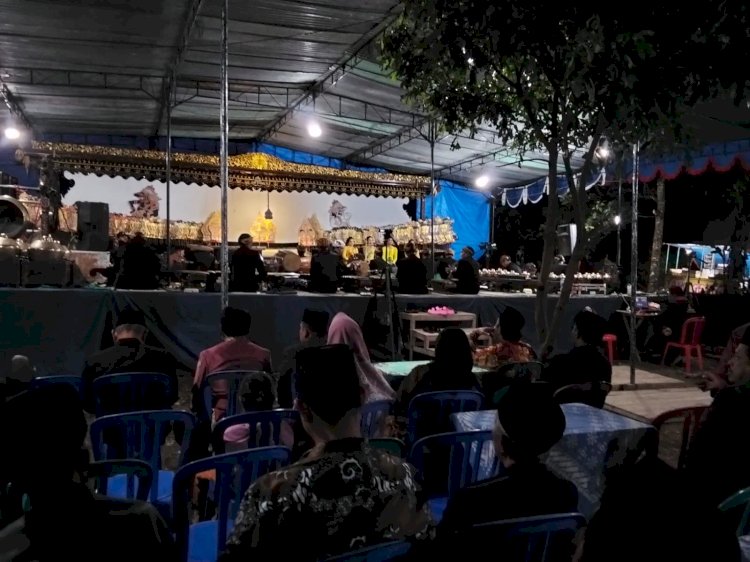 Polsek Cepogo Lakukan Pengamanan Pagelaran Wayang Kulit Bersih Desa Jelok, Boyolali, Jumat (11/04). Dokumentasi Humas Polres Boyolali