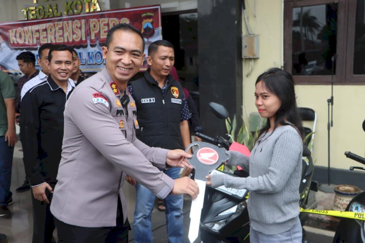 Kapolres Kota Tegal AKBP I Putu Bagus Krisna Purnama Bersama Pemilik Motor. Sofia/RMOLJawaTengah