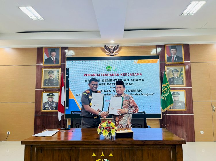 Kepala Kantor Kemenag, DR Muhammad Taufiqurahman, S,ag, M.S.I dengan Kepala Kejaksaan Negeri Demak, Hendra Jaya Atmaja, SH, MH. dalam acara penandatanganan MoU pada Selasa (9/4) lalu. Istimewa