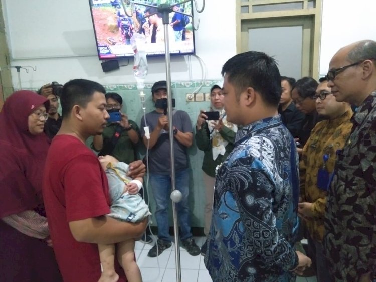 Bupati Tegal Ischak Maulana Rohman menyapa keluarga pasien dan melihat langsung kondisi pasien. RMOLJateng