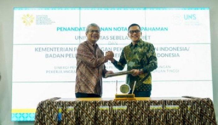 Menteri Pelindungan Pekerja Migran Indonesia (P2MI), Abdul Kadir Karding bersama  Rektor UNS Prof. Dr. Hartono. Istimewa 