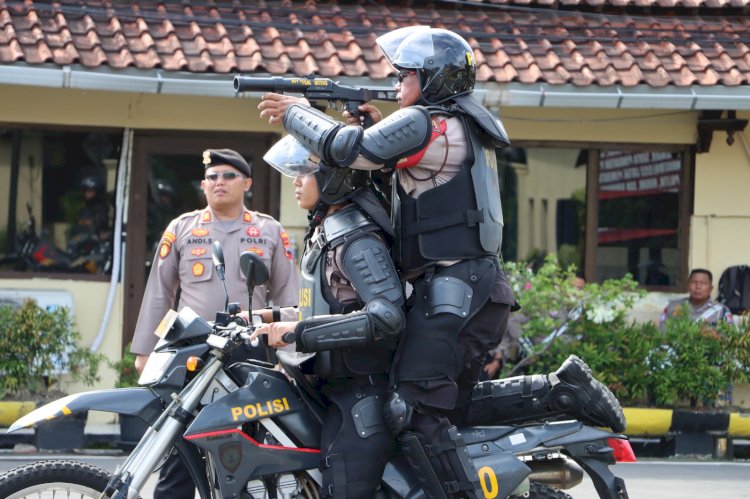 Polres Tegal Menggelar Pelatihan Pengendalian Massa (Dalmas) Dan Peleton Power On Hands (POH) Atau Raimas. Kegiatan Ini Dilaksanakan Di Halaman Mapolres Tegal Pada Senin, (14/04). Humas Polres Tegal