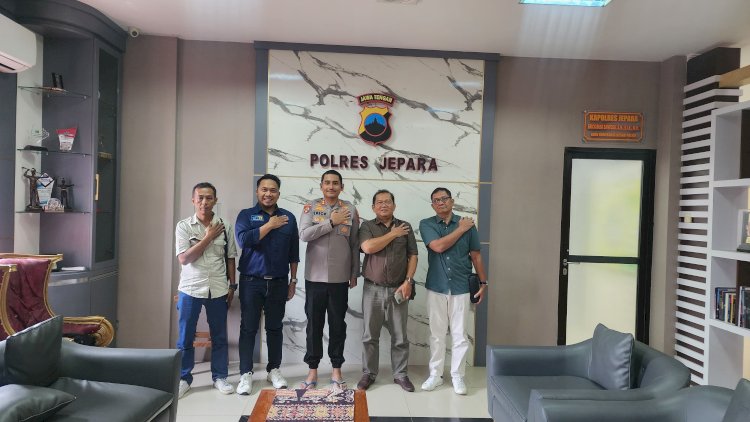 Ahli Pers dari Dewan Pers, Jayanto Arus Adi (ketiga dari kanan-red) saat berkunjung ke Polres Jepara bersama Edi Indarto, wakil pimpinan redaksi Suara Merdeka serta perwakilan Jaringan Media Siber Indonesia (JMSI) Jepara, Youlan, Selasa (15/4). Yosef Hidayat/RMOLJateng