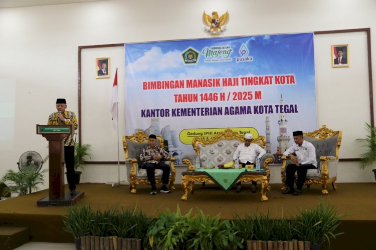 Walikota Tegal Dedy Yon Supriyono Memberikan Sambutan Pada Acara Bimbingan Manasik Haji Tingkat Kota Tegal Tahun 1446 H/2025 M Di Gedung Arofah Kota Tegal, Selasa (15/04) Pagi. Sofia/RMOLJawaTengah