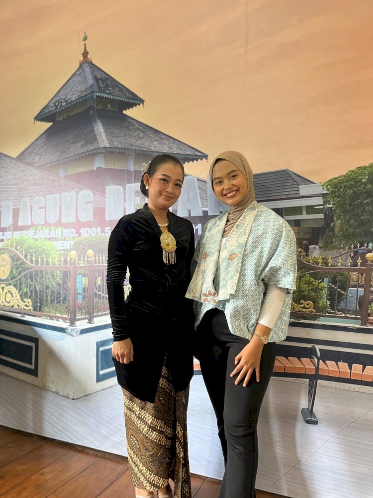 NGOPI Berkesempatan Mengundang Sosok Wanita Muda Kebanggan Demak, Ketua Sanggar Padma Baswara, Ika Febriani Dalam Tema Lenggak Lenggok Emansipasi, Rabu (16/4/25), Di Mini Studio Dinparta Demak. Dinparta Demak