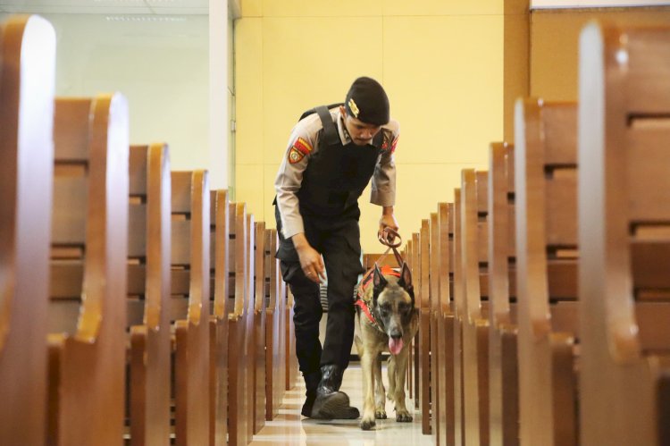 Jelang Paskah, Polres Kota Tegal Sterilisasi Ke Sejumlah Gereja Di Kota Tegal Dengan Menerjunkan 360 Personel Dan Libatkan Anjing Pelacak Pada Jum'at (18/04). Humas Polresta Tegal