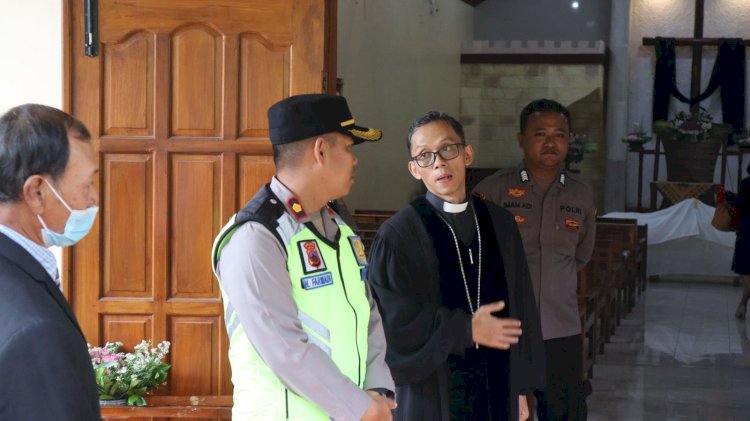 Wakapolres Boyolali Kompol Nunung Farmadi Pimpin Pengamanan Rangkaian Ibadah Paskah Di Berbagai Gereja Di Kecamatan Mojosongo, Jumat (18/04). Humas Polres Boyolali