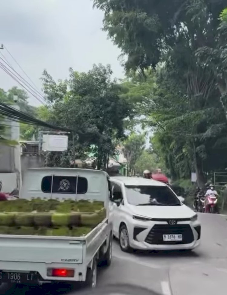 Jalur Arah Ke Unnes Tanjakan Trangkil Gunungpati Alami Patahan, Hingga Kini Belum Ada Perbaikan Dan Akibatkan Arus Lalin Terganggu. Dokumentasi Portal Semarang