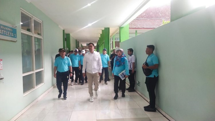 Bupati Jepara H Witiarso Utomo Meresmikan Ruang Operasi MOT (Modular Operating Theater) Milik Rumah Sakit Umum Daerah RA Kartini Milik Pemerintah Kabupaten (Pemkab) Jepara Pada Minggu (20/04). Yosef Hidayat/RMOLJawaTengah