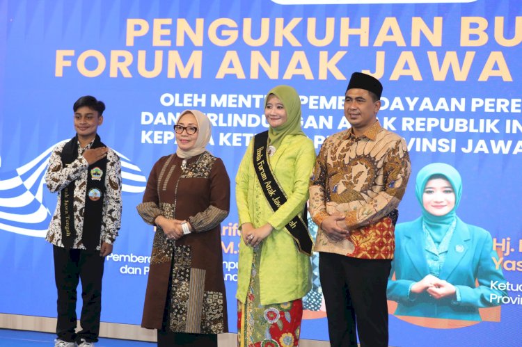 Ning Nawal Arafah Yasin Istri Wakil Gubernur Jateng Taj Yasin Resmi Dikukuhkan Menteri PPA Sebagai Bunda Forum Anak Jawa Tengah, Minggu (20/04). Dokumentasi