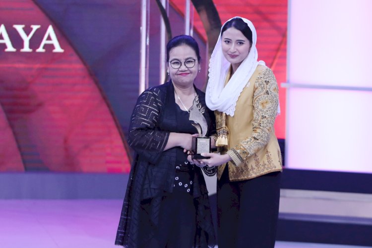 Wali Kota Semarang Agustina Wilujeng menerima penghargaan Anugerah Puspa Bangsa 2025 kategori Puspa Adidaya dari Kompas TV di Jakarta, Minggu (20/4) malam tepat peringatan Hari Kartini (Dok. Pemkot Semarang)