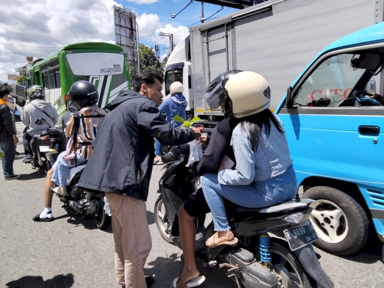 Sejumlah Mahasiswa Dan Masyarakat Saat Bagikan Bibit Pohon Kepada Pengendara Yang Berada Di Perempatan Alun-Alun Banjarnegara, Selasa (22/4). Gatot HC/RMOLJawaTengah