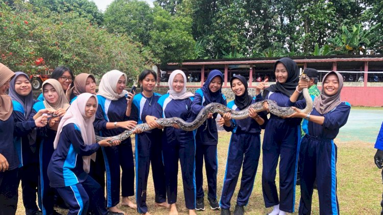 Ratusan Siswa SMAN 1 Subah (SMABAH) Antusias Mengikuti Simulasi Pemadaman Api Dan Penanganan Hewan Liar Yang Dipandu Langsung Oleh Petugas Damkar Batang Sebagai Bagian Dari Projek Penguatan Profil Pelajar Pancasila (P5). Diskominfo Batang