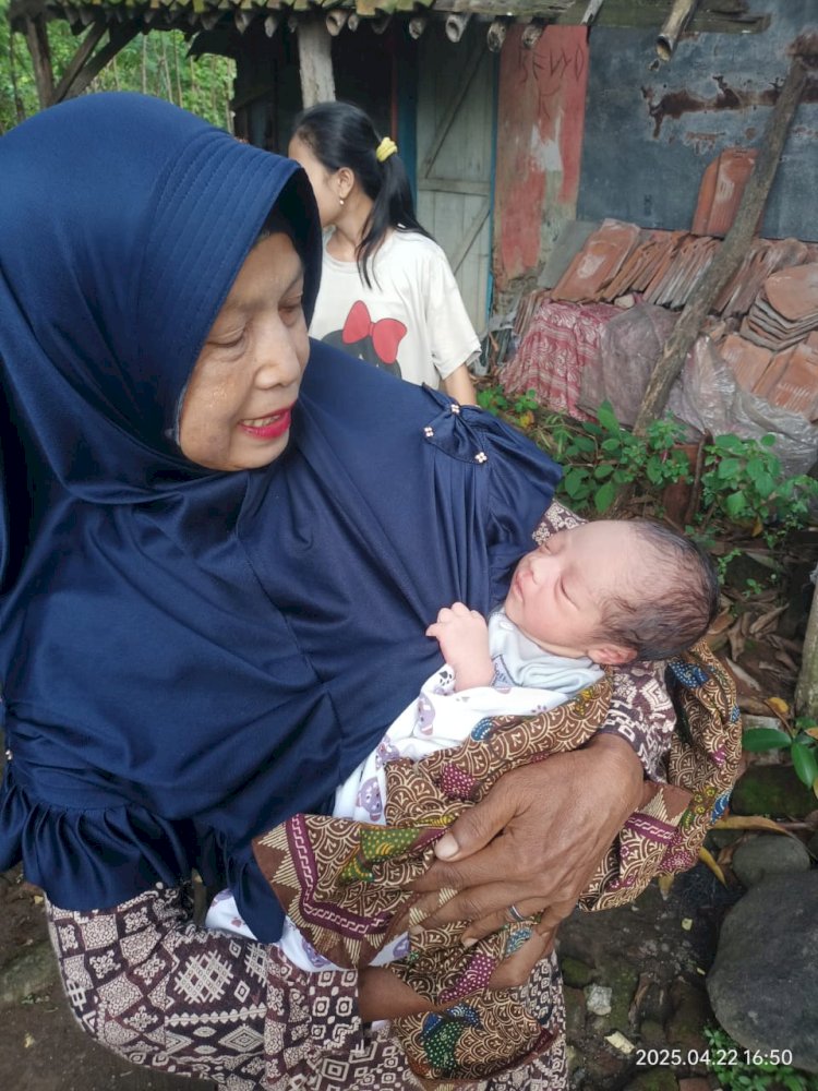 Seorang Bayi Laki-Laki Ditemukan Di Teras Bekas Warung Di Desa Maribaya, Kabupaten Tegal Pada Selasa (22/04). Humas Polres Tegal