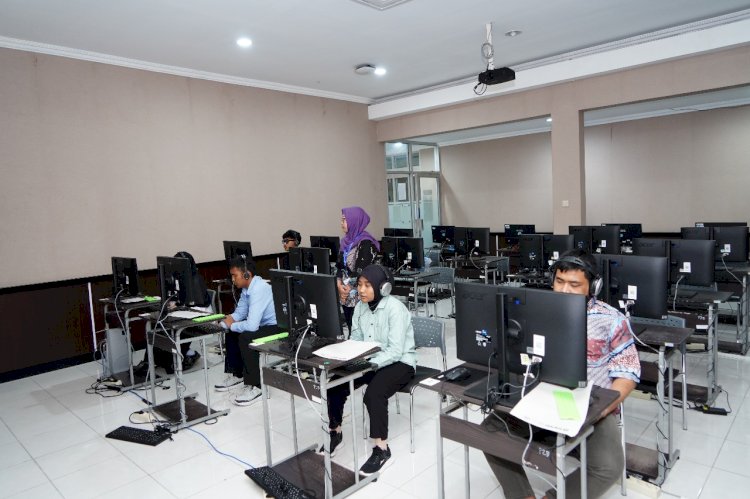 Penyandang Disabilitas Sedang Ikuti Tes UTBK-SNBT Di UNS Surakarta. Humas UNS