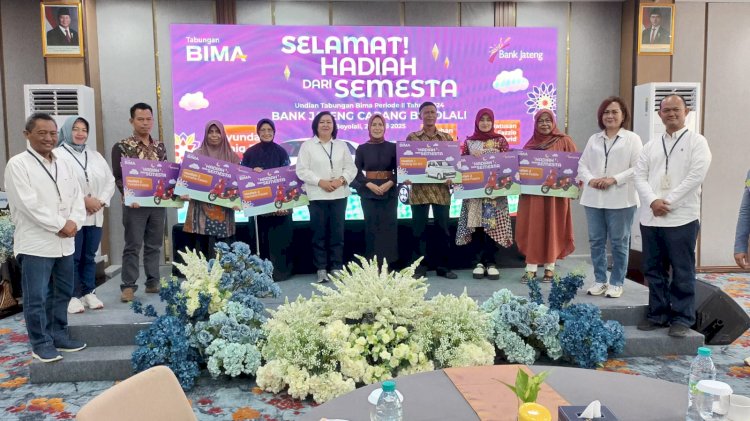 Wakil Bupati Boyolali Dwi Fajar Nirwana Bersama Pemimpin Bank Jateng Cabang Boyolali, Sutanti Melakukan Foto Bersama Para Pemenang Hadiah Tabungan Bima Di Hotel Front Adria Boutique Boyolali, (25/04). Istimewa