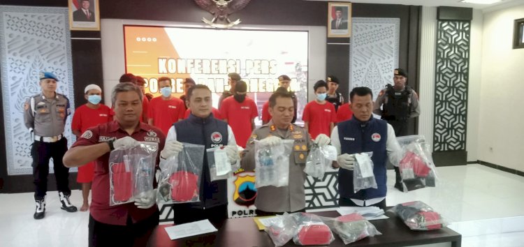 Kapolres Banjarnegara, AKBP  Mariska Fendi Susanto didampingi sejumlah pejabat Polres saat rilis penangkapan pengedar narkoba jenis Sabu, Senin (28/4). Gatot HC/RMOLJateng