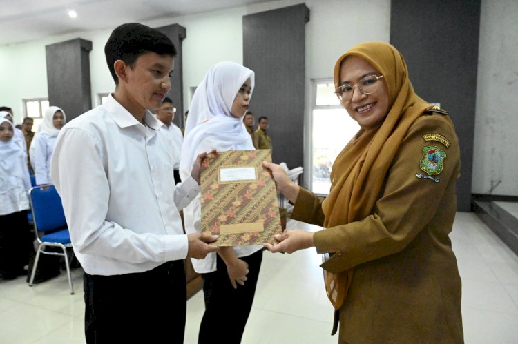 Dua Perwakilan CPNS Saat Menerima SK Pengangkatan Dari Bupati Banjarnegara, Dr Amalia Desiana, Senin (28/04). Humas Pemkab Banjarnegara 
