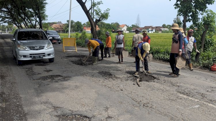 Penambalan Jalan Beraspal Di Wilayah Kecamatan Pamotan. Yon Daryono/RMOLJawaTengah