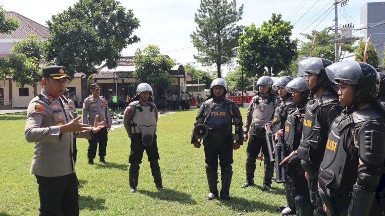 Kapolres Boyolali AKBP Rosyid Hartanto Memeriksa Kesiapan Latihan Pengendalian Masa (Dalmas) Dan Patroli On Hand (POH) Pengurai Masa (Raimas) Polres Boyolali, Rabu (30/04). Humas Polres Boyolali
