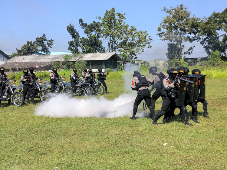 Sejumlah anggota Dalmas Polres Purbalingga saat berlatih pengendalian masa demonstrasi, Rabu (30/4). dok Humas Polres Purbalingga