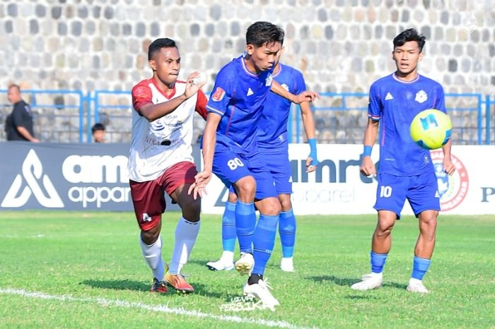Tim Persika (biru) menang 7-0 lawan Bintang Timur Atambua/istimewa