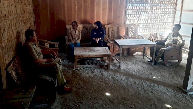 Petugas saat mendatangi rumah Mbah Patmi, Warukaranganyar Purwodadi Grobogan Jawa Tengah, Dok Istimewa.