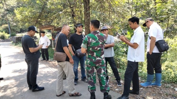 Dandim 0712/Tegal, Letkol Infranteri Suratman bersama Camat Balapulang, Muhammad Sihabuddin dan KRPH Kalibakung KPH Pekalongan Barat Sahroni,(bertopi) memberikan keterangan kepada awak media, Akses Jalan Baru bagi Warga Sangkanjaya, Lecamatan Balapulang Kabupaten Tegal. Istimewa 
