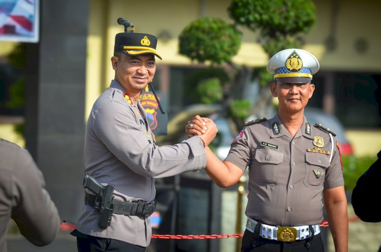 Kapolres Tegal Kota AKBP I Putu Bagus Krisna Purnama bersama Aiptu AB Wibowo. Istimewa