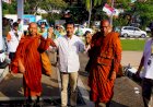 Tiba Di Batang, 36 Biksu Disambut Wakil Bupati Saat Ritual Thudong