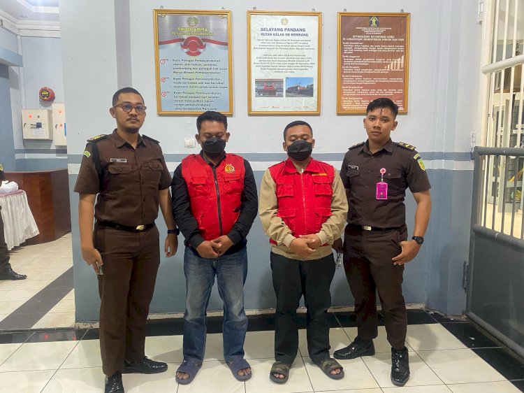 Dua Tersangka ZNR Dan TJD Digiring Petugas Kejaksaan Negeri (Kejari) Rembang Ke Dalam Sel Tahanan. Yon Daryono/RMOLJawaTengah