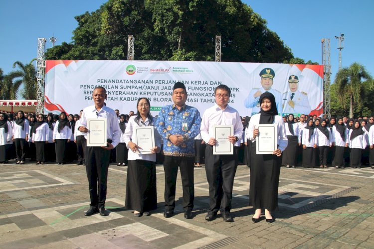 Bupati Arief Rohman Melantik 1.048 PPPK Dan 197 CPNS Terima SK Di Alun-Alun Blora, Selasa (29/04). Diskominfo Blora
