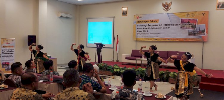 Tari Jamu Coro Hipnotis Pejabat Tinggi di Acara Strategi Pemasaran Pariwisata Nasional, Sanggar Lokal Demak Curi Perhatian DPR Dan Kementerian, Kamis (01/05). Dinparta Demak