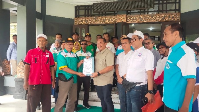 Ratusan Buruh Yang Tergabung Dalam Aliansi Gerakan Buruh Karanganyar (Gebuk) Menggelar Aksi Unjuk Rasa Di Depan Kantor Bupati Karanganyar, Kamis (01/05), Sebagai Bagian Dari Peringatan Hari Buruh Nasional. Dian Tanti Burhani/RMOLJawaTengah