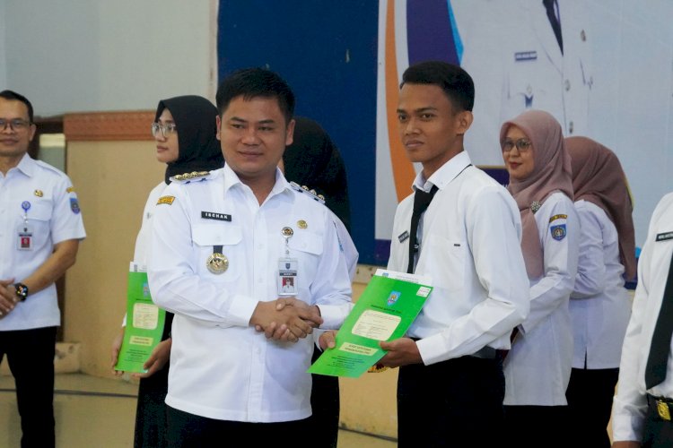 Sebanyak 294 Calon Pegawai Negeri Sipil (CPNS) Resmi Menerima Surat Keputusan (SK) Pengangkatan Dari Bupati Tegal, Ischak Maulana Rohman, Di Gedung Korpri, Pada Rabu (30/04). Humas Pemkab Tegal