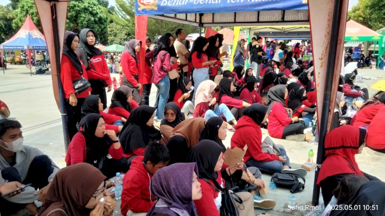 Ratusan buruh pekerja pabrik di Kabupaten Tegal mengikuti Hari Peringatan Buruh Internasional di Taman Rakyat Slawi dengan berbagai gelaran lomba. Diantaranya lomba senam sehat. Kamis (1/5). Sofia/RMOLJateng