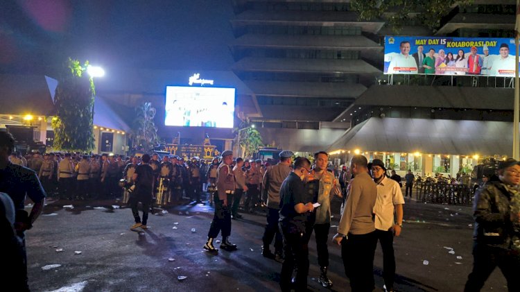 Situasi di sekitar Jalan Pahlawan Semarang lokasi aksi demonstrasi May Day, Kamis (1/5) petang berangsur kondusif, petugas keamanan gabungan berhasil mengendalikan bentrokan (Dok. Bentrok Demo May Day 2025 Massa dan Polisi)