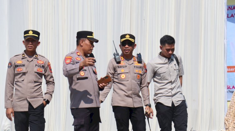 Kapolres Tegal, AKBP Bayu Prasatyo, memimpin langsung pengamanan peringatan Hari Buruh yang berlangsung di Trasa ( Taman Rakyat Slawi) Kabupaten Tegal, Kamis (1/5). Istimewa 