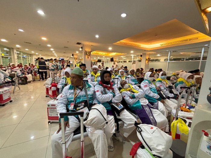 Calon Jamaah Haji Di Ruang Tunggu Bandara Adi Soemarmo Pada Jumat (02/05) Dini Hari. Humas Bandara  Adi Soemarmo